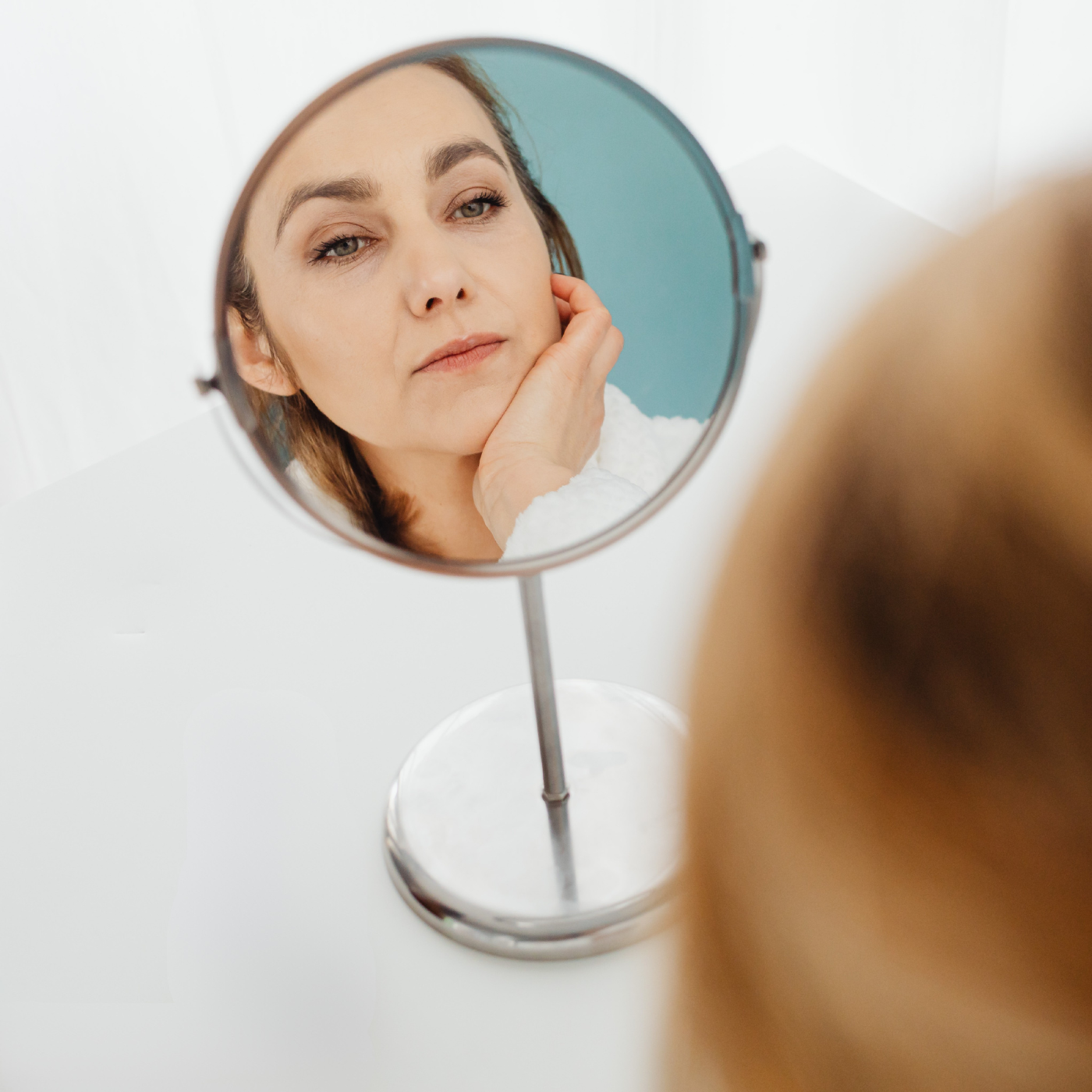 Mujer visualizando su rostro - Tecnología IA Crisalix 3D